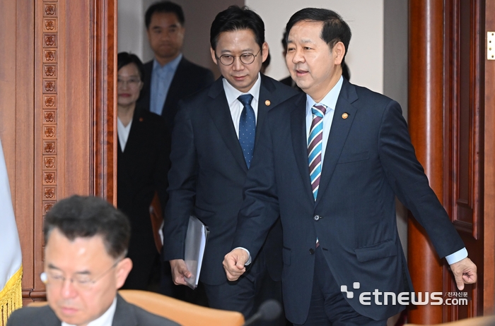 [포토] 회의 참석하는 구윤철-배경훈