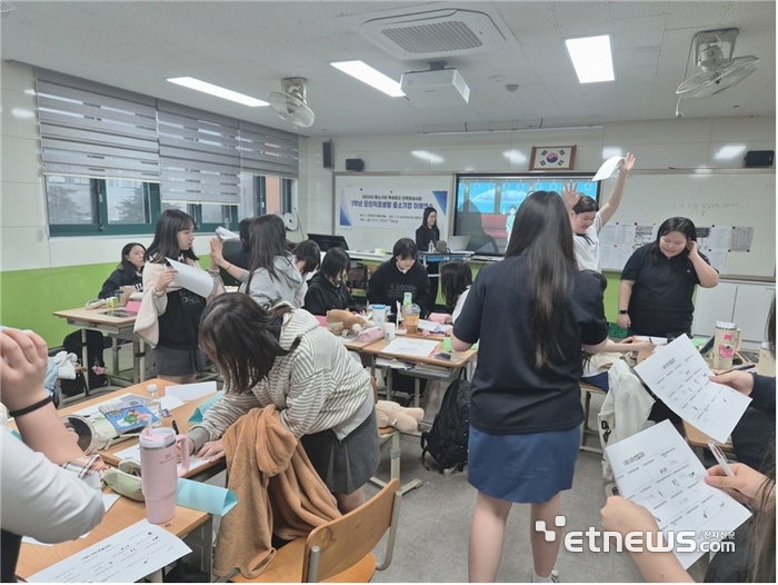 논산여상 모의직장생활 교육 프로그램 참가 학생들이 교육 시간 중 체험형 활동을 펼치고 있다.