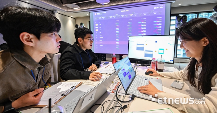 온라인투자연계금융업(온투업)체 PFCT가 주최한 온라인 대출 전략 시뮬레이션 대회 '렌딩 테크 아레나 2026'이 지난 9일 서울 종로구 센트로폴리스에서 열렸다. 참가자들이 가상의 온라인 대출전략을 세우고 있다.  이동근기자 foto@etnews.com