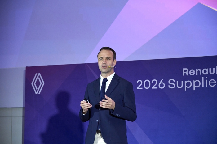 니콜라 파리 르노코리아 사장이 '2026 서플라이어 컨퍼런스'에서 발표를 하고 있다.