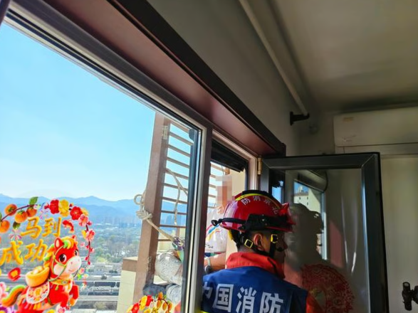 할머니를 구출하는 모습. 사진=SCMP