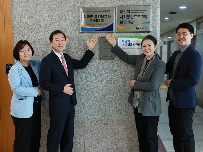 지난 3월 경인여대와 외국인요양보호사 양성대학 현판식 사진(사진=경인여대)