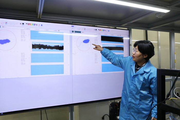 최지연 책임연구원이 에프세타렌즈의 변이량 측정값에 대해 설명하고 있다.