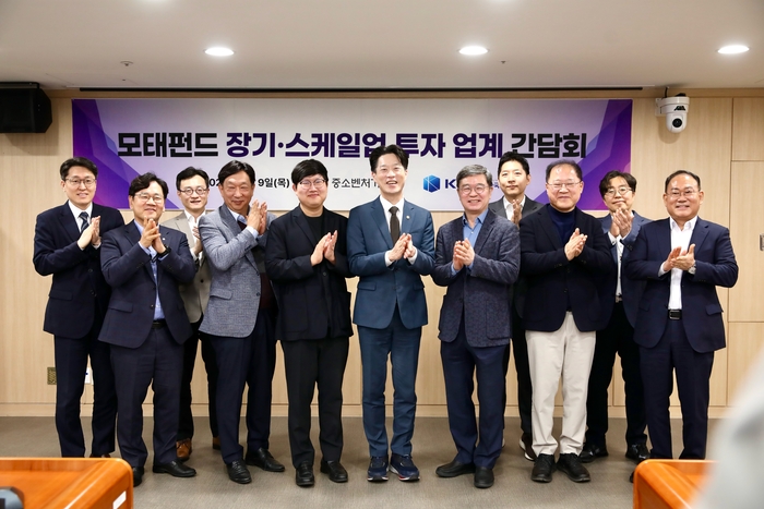 노용석 중소벤처기업부 제1차관이 9일 서울 서초구 한국벤처투자에서 열린 '모태펀드 장기·스케일업 투자 업계 간담회 '에서 참석자들과 기념촬영을 하고있다. (왼쪽부터) 중소벤처기업부 김봉덕 벤처정책관, KVIC 이대희 대표, KB인베스트먼트 윤법렬 대표, 스케일업파트너스 이태규 대표, 콘텐츠테크놀로지스 이장원 대표, 중소벤처기업부 노용석 제1차관, 리가켐바이오사이언스 박세진 사장, SBVA 정지우 전무, 보스반도체 박재홍 대표, 상명대학교 최영근 교수, 우리벤처파트너스 김창규 대표