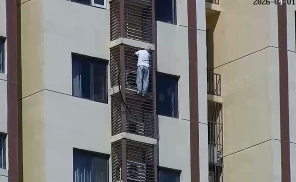 27층에 거주하던 89세 할머니가 침실에 갇히는 사고를 겪자 건물 외벽을 따라 21층까지 내려오는 아찔한 장면이 화제다. 사진=SCMP