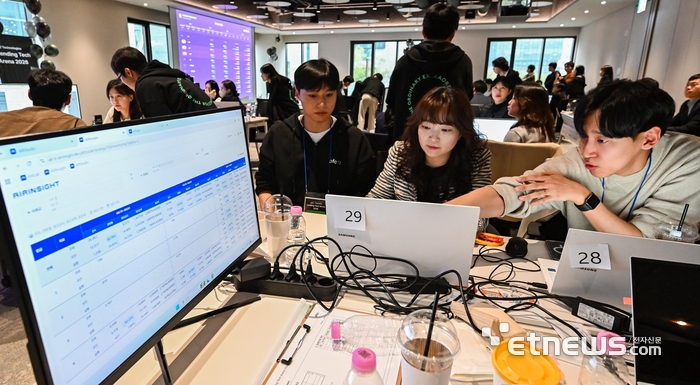 온라인투자연계금융업(온투업)체 PFCT가 주최한 온라인 대출 전략 시뮬레이션 대회 '렌딩 테크 아레나 2026'이 지난 9일 서울 종로구 센트로폴리스에서 열렸다. 참가자들이 가상의 온라인 대출전략을 세우고 있다.  이동근기자 foto@etnews.com