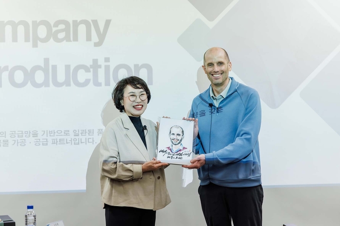 해롤드 로저스 쿠팡 임시대표(오른쪽)와 전병순 광복영농조합 대표