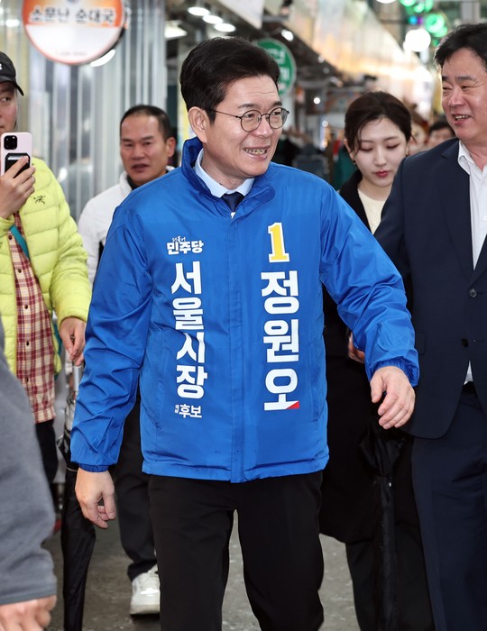 더불어민주당 정원오 서울시장 예비후보가 9일 서울 중랑구 동원전통시장을 방문해 상인들과 인사하고 있다. 연합뉴스