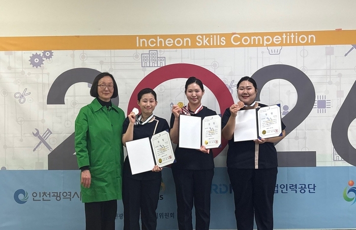 왼쪽부터 재능대 약손명가스킨케어과 곽진경 학과장, 은상 정다빈, 금상 임하은, 동상 배지연.(사진=재능대)