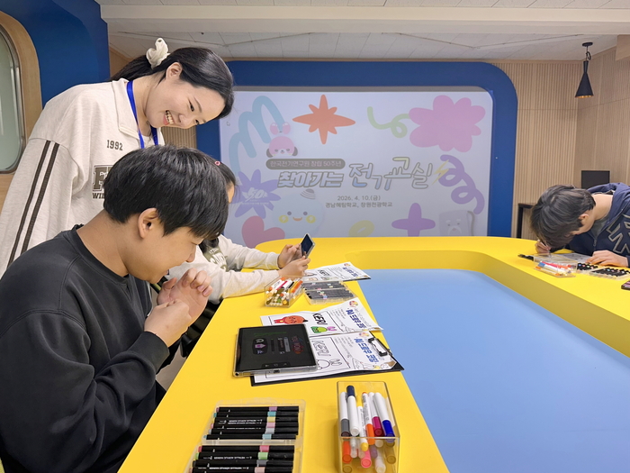 찾아가는 전기교실 프로그램 중 AI 드로잉 코딩에 참여한 학생이 직접 그림 그림을 게임 캐릭터로 만드는 체험을 했다.