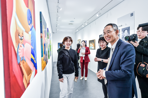 △수출입은행이 주최한 '제3회 가능성의 예술, 에이블아트를 만나다' 전시 개막식을 마치고 황기연 수출입은행장과 관계자들이 김다혜 작가의 출품작을 관람하고 있는 모습.