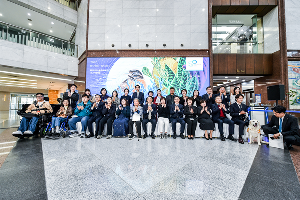 △수출입은행이 주최한 '제3회 가능성의 예술, 에이블아트를 만나다' 전시 개막식을 마치고 관계자들이 기념촬영을 하고 있는 모습.