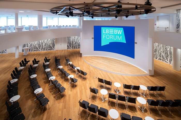 삼성전자가 독일 최대 주립은행 바덴뷔르템베르크 주립은행(LBBW)에  공급한 대형 오목형 LED월