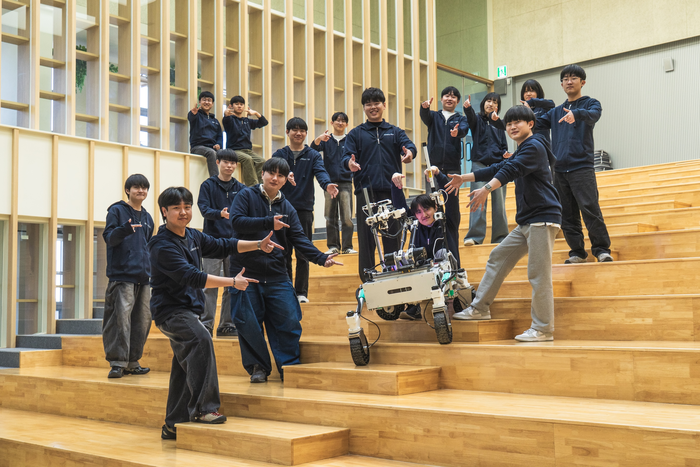 서울과학기술대학교는 학생팀 'Zenith Space(제니스 스페이스)'가 오는 5월 미국 유타주에서 열리는 세계 최대 규모의 우주 탐사 로봇 경진대회 '2026 University Rover Challenge(이하 URC)' 본선 진출권을 획득했다고 10일 밝혔다.(사진=서울과기대)