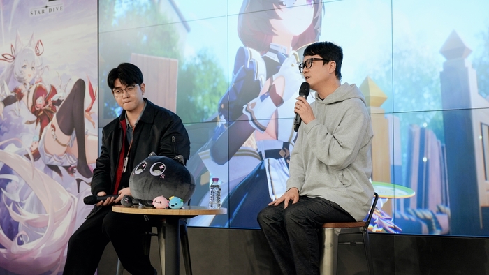 넷마블은 9일 서울 구로구 지타워 사옥에서 '몬길: 스타다이브' 론칭 공동 인터뷰를 진행했다. 이다행 넷마블 사업본부장(왼쪽)과 김건 넷마블몬스터 대표가 게임을 소개했다.