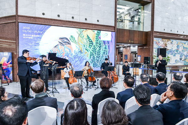 △수출입은행이 주최한 '제3회 가능성의 예술, 에이블아트를 만나다' 전시 개막식에서 '에이블 뮤직 그룹'의 공연