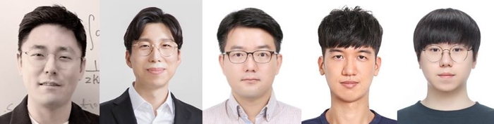 (왼쪽부터) 고려대 신소재공학부 김용주 교수(교신저자), KAIST 신소재공학과 정연식 교수(교신저자), 한밭대 신소재공학과 오민욱 교수(교신저자), UCLA 박사후연구원 장한휘 박사(공동제1저자), 서울대 이우석 박사과정(공동제1저자)(사진=고려대)