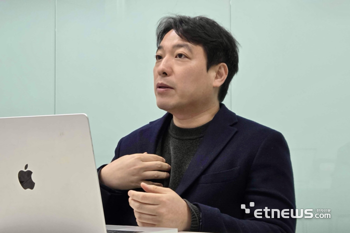 이정수 플리토 대표가 전자신문과 인터뷰하고 있다. ⓒ플리토