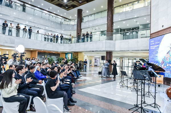 △수출입은행이 주최한 '제3회 가능성의 예술, 에이블아트를 만나다' 전시 개막식 행사 모습.