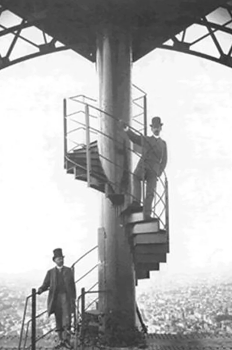 프랑스 파리를 대표하는 랜드마크인 에펠탑의 계단 일부가 다음 달 경매 시장에 등장한다. 사진=CNN