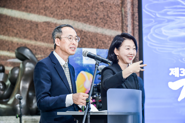 △수출입은행이 주최한 '제3회 가능성의 예술, 에이블아트를 만나다' 전시 개막식에서 황기연 수출입은행장이 축사를 하고 있는 모습.