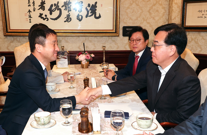 더불어민주당 한병도 원내대표(왼쪽)와 국민의힘 송언석 원내대표가 10일 서울 여의도 켄싱턴 호텔에서 추경안 관련 논의를 하기에 앞서 악수하고 있다. 연합뉴스