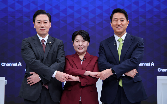 국민의힘 서울시장 경선 후보인 박수민 의원(왼쪽부터), 윤희숙 전 의원, 오세훈 서울시장이 10일 서울 종로구 채널A 스튜디오에서 열린 국민의힘 서울시장 후보 제2차 TV 토론회에 참석해 포즈를 취하고 있다. 연합뉴스