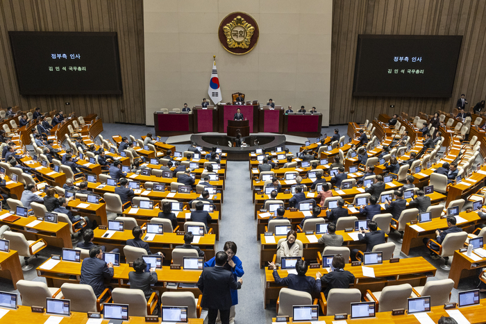 김민석 국무총리가 10일 국회에서 열린 본회의에서 정부가 제출한 '26.2조' 규모의 추가경정예산 통과된 뒤 정부를 대표해 인사말을 하고 있다. 연합뉴스