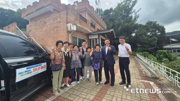 고준호 경기도의회 보건복지위원회 부위원장(오른쪽 두 번째)이 11일 '2026년 이동형 복지서비스 지원 사업' 공모에 선정된 운정종합사회복지관과 파주노인종합복지관을 방문해 기념 촬영했다.