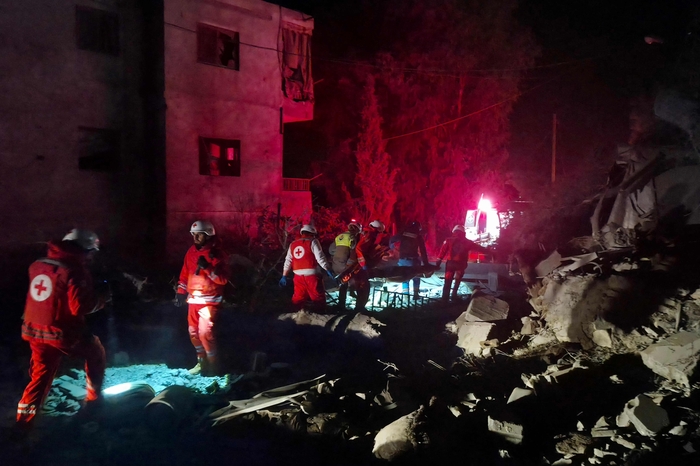 이스라엘 공습이 이뤄진 레바논 남부 슈킨 마을에서 9일(현지시간) 구조대원들이 생존자를 수색하고 있다. 사진=AFP