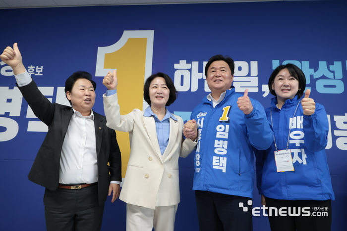 문정복 최고위원(왼쪽)과 추미애 경기지사 후보(왼쪽 두 번째)가 11일 임병택 시흥시장 예비후보 선거사무소를 찾아 기념 촬영했다.