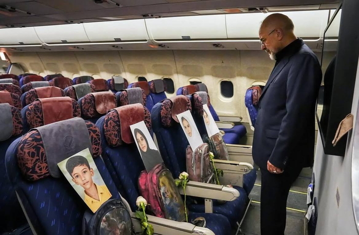 11일(현지시간) 미국과의 휴전 협상을 위해 파키스탄 이슬라마바드로 향하던 모하마드 바게르 갈리바프 이란 의회 의장이 이란 미나브 마드라사에서 사망한 학생들의 사진을 보고 있는 모습. 이란 외교부/EPA/연합뉴스