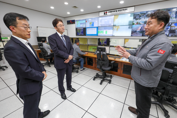 박윤영 KT 대표, '부산 국제통신센터' 현장 점검