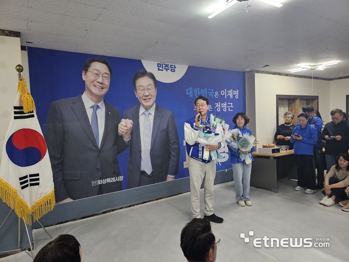 정명근 더불어민주당 화성시장 예비후보가 12일 화성시장 후보로 확정짓고 소감을 말하고 있다.