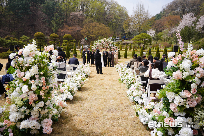 11일 오후 분당구 새마을운동중앙연수원 돌뜰정원에서 열린 '성남 솔로몬 웨딩뜰' 첫 예식 모습.