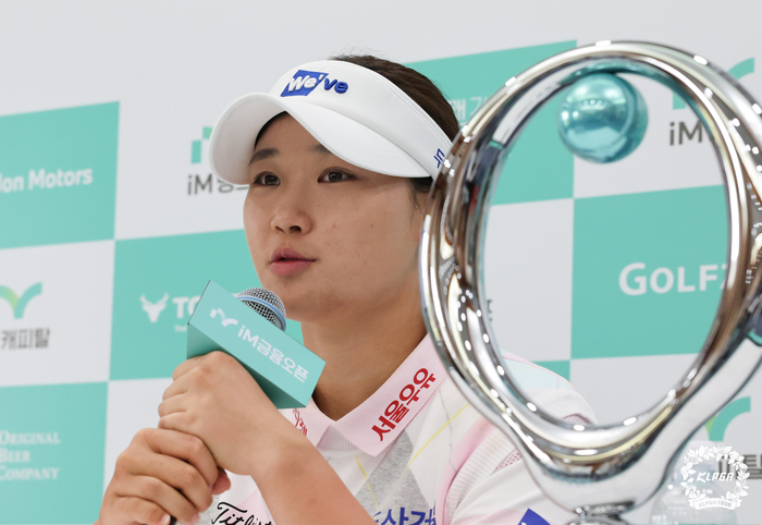 iM금융오픈2026에서 우승 뒤 인터뷰에 임한 김민손 선수.