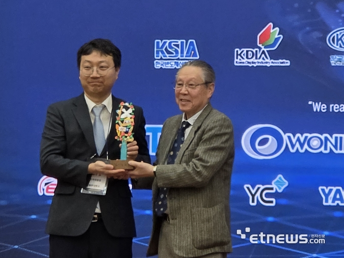 일본 정부 주도의 2나노 반도체 프로젝트를 이끌고 있는 라피더스의 히가시 테츠로 회장(사진 오른쪽)이 지난 10일 제주를 방문했다.