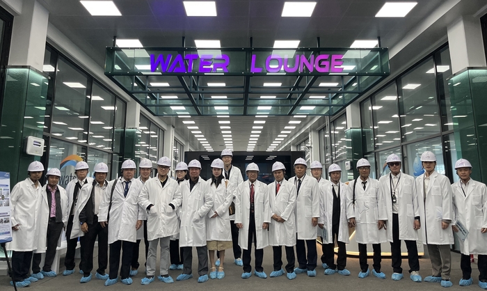 지난 8일 베트남 켄동 JSC 관계자들이 경기도 화성에 위치한 한국수자원공사 화성정수장을 견학하고 기념사진을 촬영하고 있다. 사진 출처 : 수공