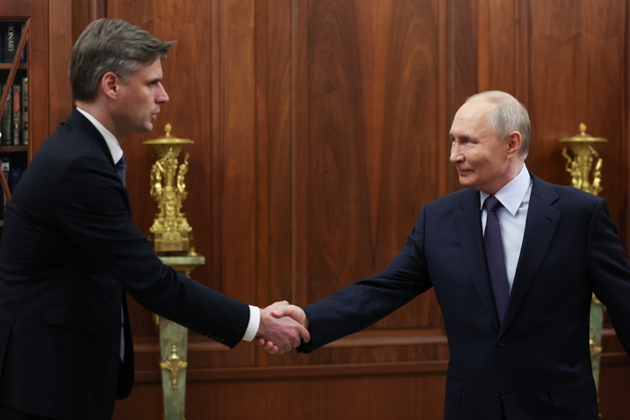 드미트림 바카노프 러시아 우주국(로스코스모스) 국장과 블라디미르 푸틴 러시아 대통령. 사진=EPA 연합뉴스 / 크렘린궁