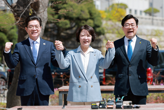 더불어민주당 정원오 서울시장 후보(왼쪽부터)·추미애 경기지사 후보·박찬대 인천시장 후보가 12일 국회 소통관 앞에서 간담회를 하며 기념 촬영하고 있다. 연합뉴스