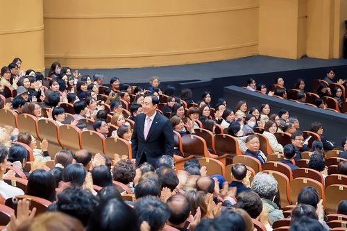 8일 대전 서구 예술의전당에서 열린 '2026 교보 노블리에 콘서트'에서 조대규 교보생명 대표이사 사장(가운데)이  관객들에게 감사를 전하고 있다.(사진=교보생명)