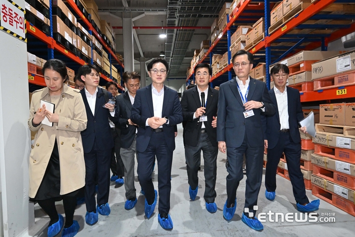 13일 경기 안산시 대덕전자를 방문한 김정관 산업통상부 장관이 반도체 PCB 기판 원자재 수급 현황을 점검하고 있다.