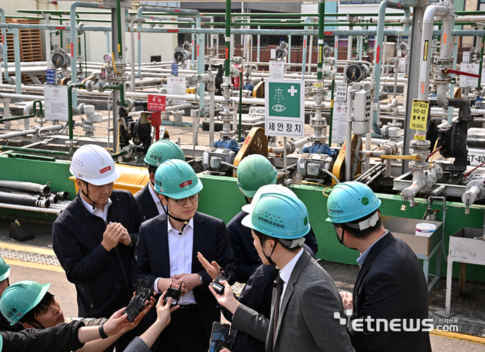 [포토] 페인트공장 현장점검하는 김정관 산업통상부 장관