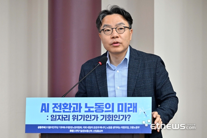 'AI전환과 노동의 미래:일자리 위기인가, 기회인가?' 토론회가 13일 서울 여의도 국회의원회관에서 열렸다. 장영재 카이스트 산업및시스템학과 교수가 '피지컬 AI시대 산업인력 전략'을 주제로 발제를 하고 있다. 김민수기자 mskim@etnews.com