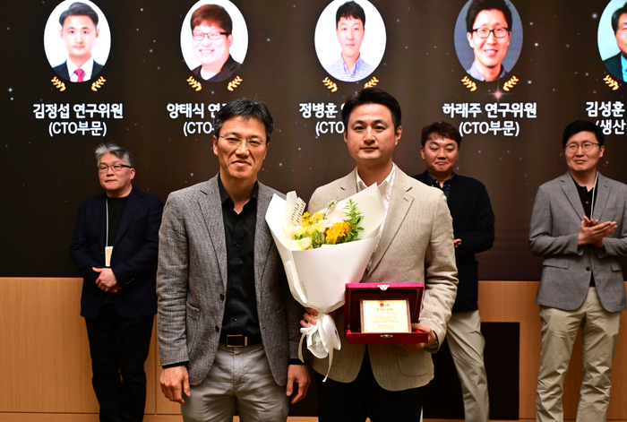 김병훈 LG전자 CTO 부사장(왼쪽)이 13일 서초 R&D캠퍼스에서 열린 연구·전문위원임명식에서 CTO부문 소자재료연구소 김정섭 연구위원과 기념 촬영했다.