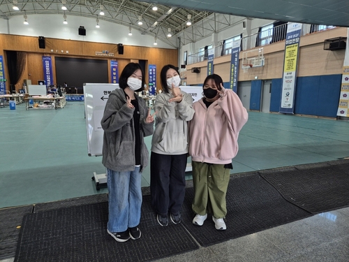 2026 지방기능경기대회에 출전한 예림디자인고 학생들이 포즈를 취했다. 〈예림디자인고 제공〉