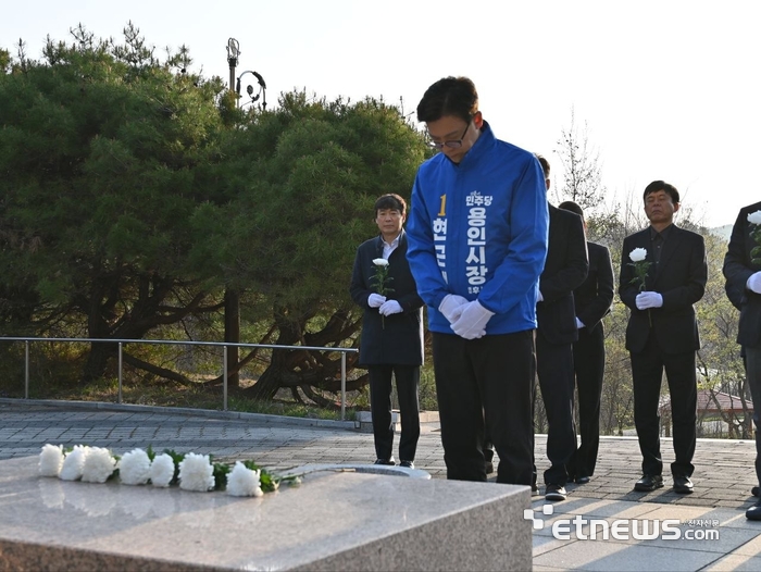 현근택 더불어민주당 용인시장 후보가 13일 '용인 3·21 만세운동기념탑공원'을 찾아 참배 했다.