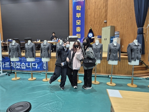 2026 지방기능경기대회에 출전한 예림디자인고 학생들이 경연을 마친 뒤 기념촬영했다. 〈예림디자인고 제공〉