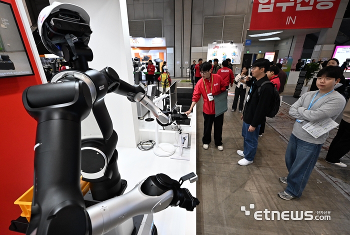 [포토] 역동적인 동작도 구현가능한 휴머노이드