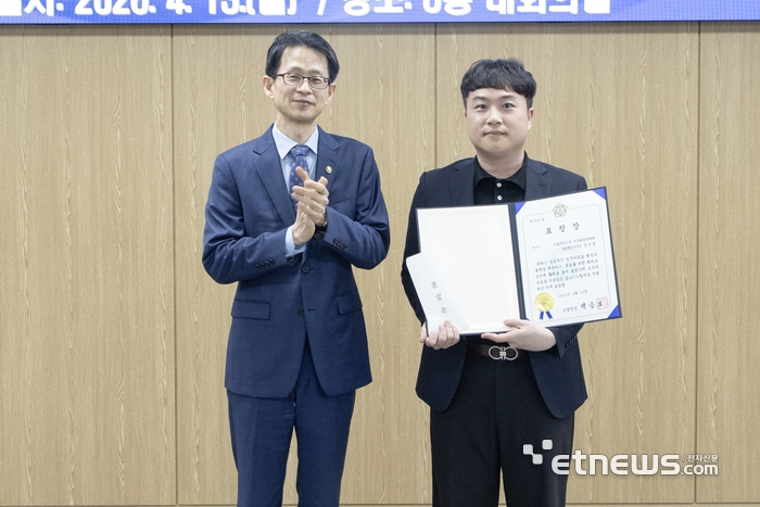 백승보 조달청장(사진 왼쪽)이 제1호 심스틸러로 선정된 우수제품구매과 장성훈 주무관을 포상했다.